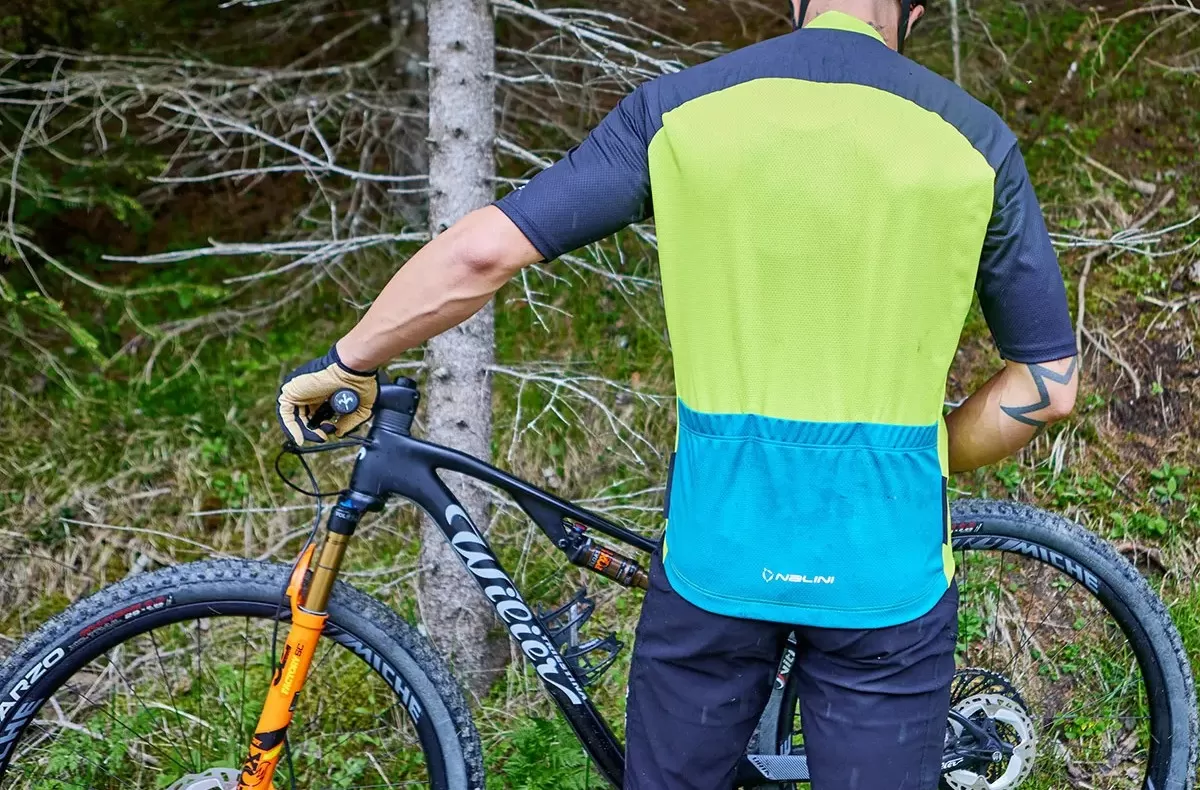 Scegliere l’abbigliamento tecnico per la mountain bike: la guida